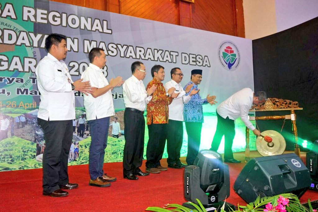 AbdulGa94255538's tweet photo. Pak mentri @EkoSandjojo diacara  REMBUG DESA REGIONAL TA 2018, Pekanbaru 24-26 April 2018.
#RembugDesaRiau 
#TPPIBengkulu
#TPPIBengkuluSelatan
@anwsanusi 
@TaufikMadjid_ID 
@fachrilabalado 
@dpmd_bengkulu 
@dennyirawangre https://t.co/92wo1u7cBh