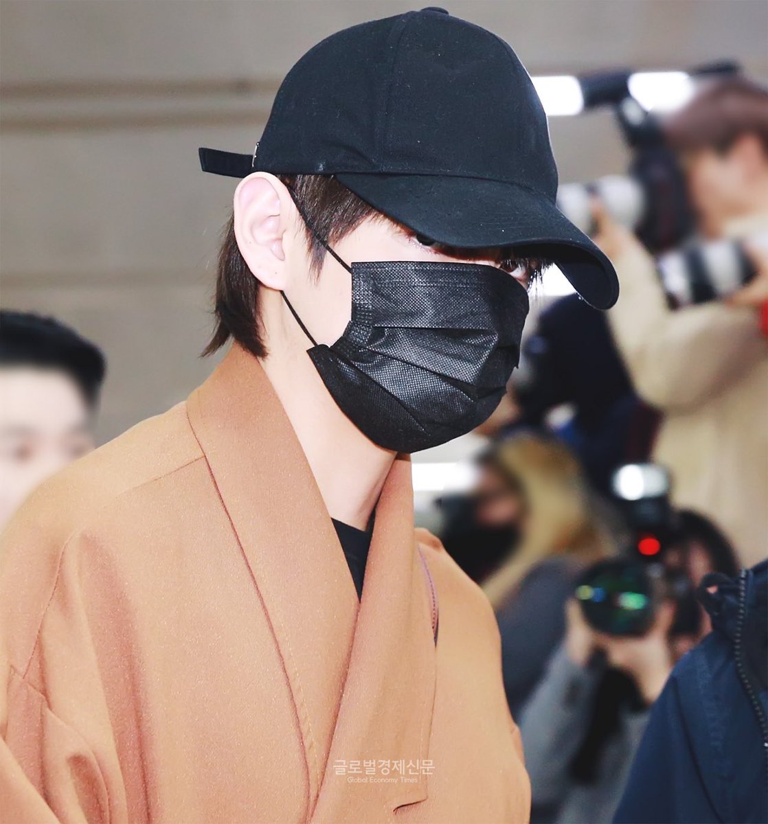 kthmygjjk_'s tweet photo. I am living for Taehyung's big ears πππ srsly i can't find anything I hated on him π #whippedproblems #TAEHYUNG #νν #V #λ· @BTS_twt #BTS_BBMAs https://t.co/zriIUB3TaM