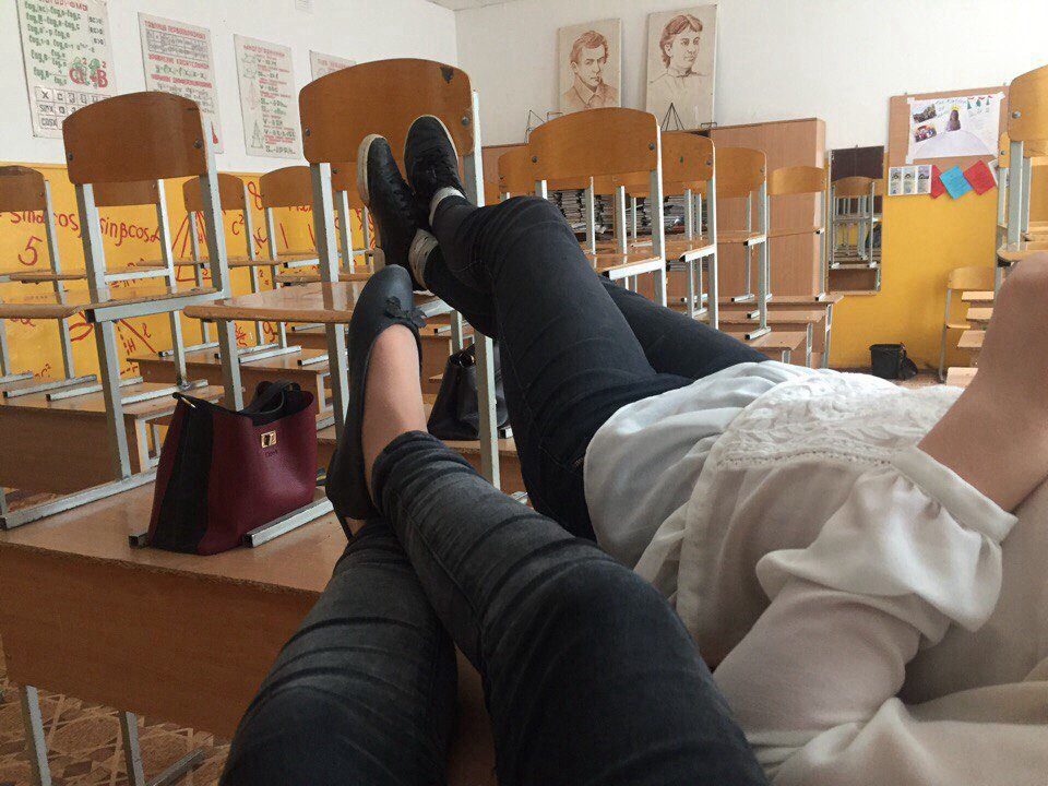 Adelya_Fox's tweet photo. И все это на столе у классной😹 
Наша наглость не знает границ 😹 https://t.co/LSbfOV2QtG