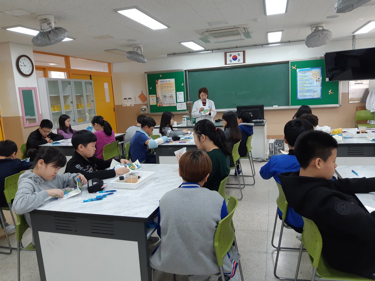 red117324's tweet photo. #성남시 정수과 수돗물과학교실~!

초등학교에 방문하여 수돗물이 만들어지는 과정도 알아보고~
재미있는 실험도 잔뜩!!!

집중~하고 수업듣는 학생들이 너무 예쁘네요~^^  

#성남시 #수돗물과학교실 https://t.co/1XUeF4Ayhr