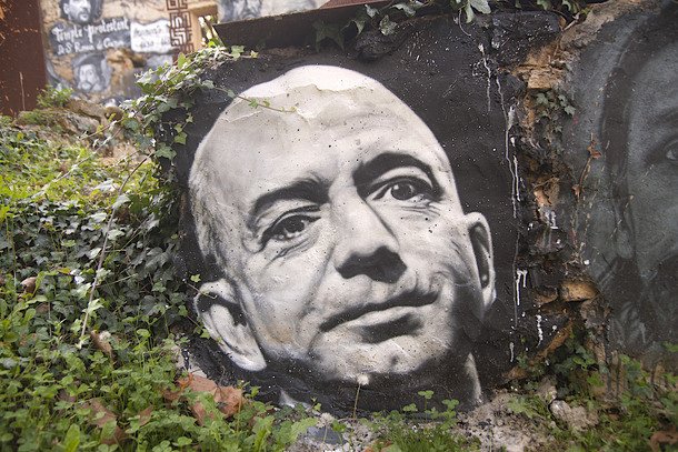 gruenderszene's tweet photo. Amazon-Chef Jeff Bezos: Der große Disrupter https://t.co/0aEGXKBSeU #AxelSpringerAward2018 https://t.co/wsBzTP6y8M