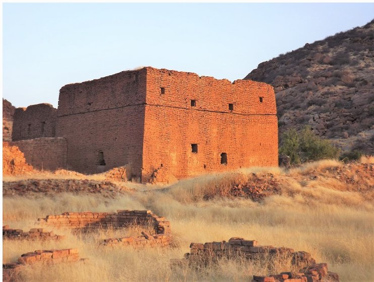 ruins of the palace and mosques of Ouara -chad<circa 1600AD>one of the relatively short lived and weakest sudanic empires<vs sennar and kenem> sacked by the french in 1909  #historyxtunesco;  http://whc.unesco.org/en/tentativelists/2052/images sources< http://picssr.com/tags/ouara  http://solarey.net/16th-century-ancient-ruins-ouara-chad-africa/>