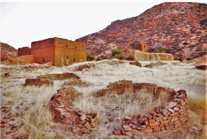 ruins of the palace and mosques of Ouara -chad<circa 1600AD>one of the relatively short lived and weakest sudanic empires<vs sennar and kenem> sacked by the french in 1909  #historyxtunesco;  http://whc.unesco.org/en/tentativelists/2052/images sources< http://picssr.com/tags/ouara  http://solarey.net/16th-century-ancient-ruins-ouara-chad-africa/>