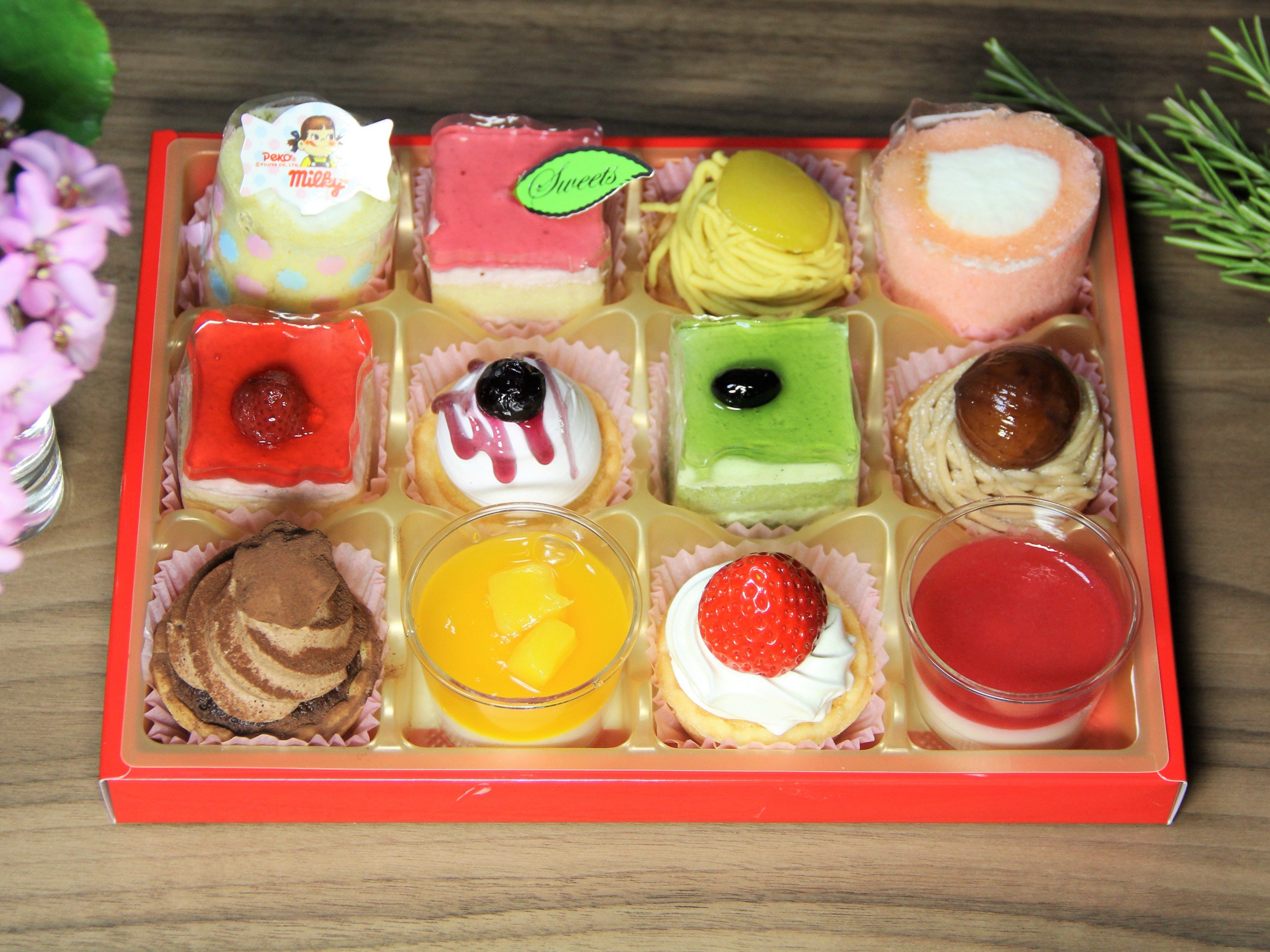Pinkmomo45 不二家の美味しいケーキをいただきました プチフール 12個入りです 12個も入っているので どれから食べようか悩みます笑笑 プチケーキの盛り合わせはプレゼントに頂けるとめっちゃ嬉しいです 不二家 プチフール 12個入り いただき