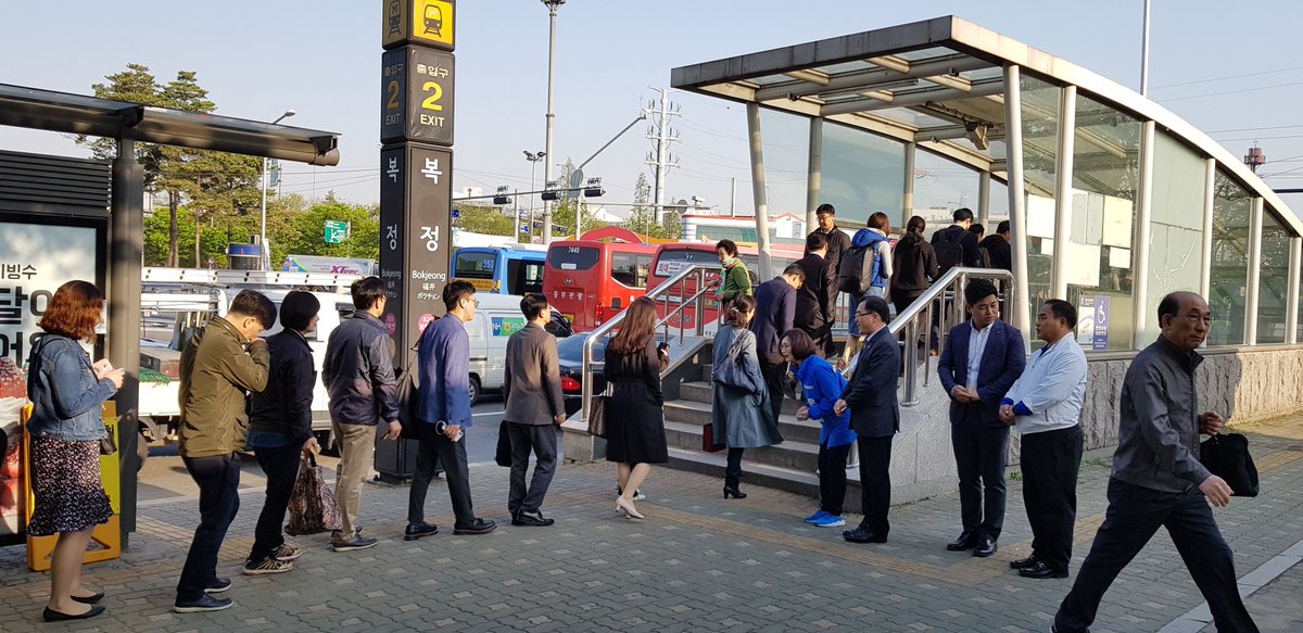 hopesumi's tweet photo. 오늘은 복정역에서 하루를 시작했습니다.
복정역 2번 출구를 이용하는 성남 시민분들에게 인사도 드리고, 불편사항을 들었습니다. https://t.co/f9lUtkew6y