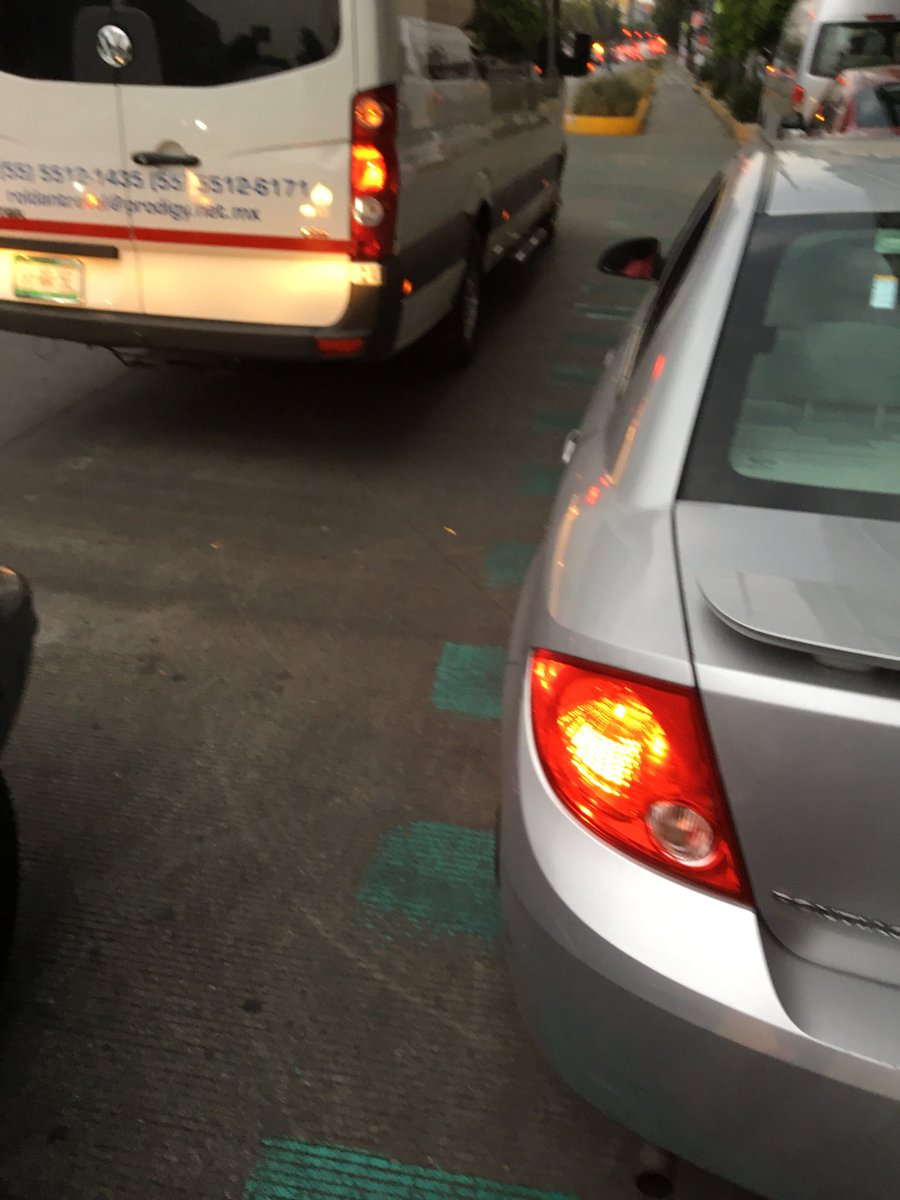 AdrianFlamenco's tweet photo. #MarriotRevolucion #ecobici a toda hora acaparan toda la ciclovía estacionando automóviles , taxis y camionetas y bloqueando el paso https://t.co/CdeYPII2kw