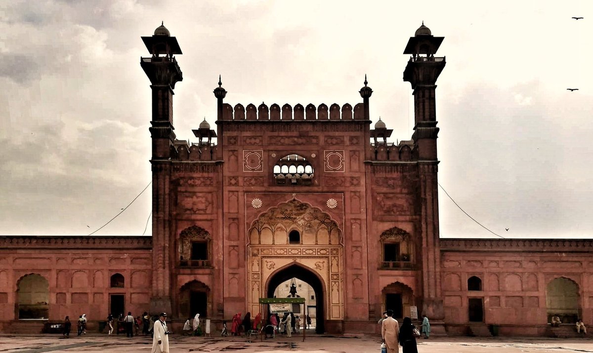 fiyawan1's tweet photo. My first visit to this place after about 20 years.
.
.
.
.
.
#lahore #oldlahore
#badshahimosque #oldish #walledcityoflahore #assets #dawndotcom #redbricks #Mosque https://t.co/aNiF2b0o1R