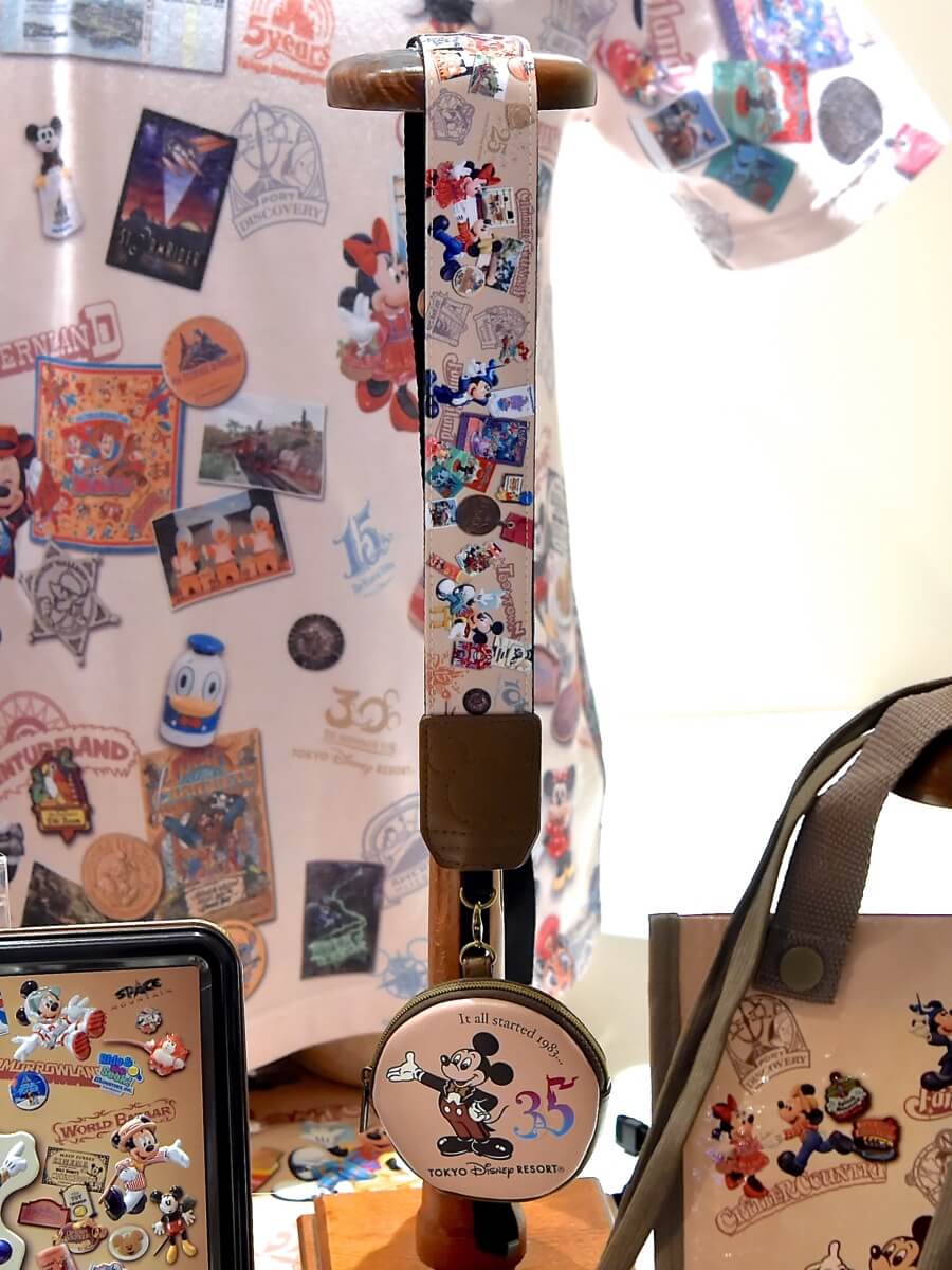 Mezzomikiのディズニーブログ 東京ディズニーリゾート35周年 Happiestcelebration ヒストリーアートデザインミッキーグッズ 一眼レフカメラ用ストラップ レンズキャップケース付き は5月1日より グランドエンポーリアム で再販予定です 詳しくは