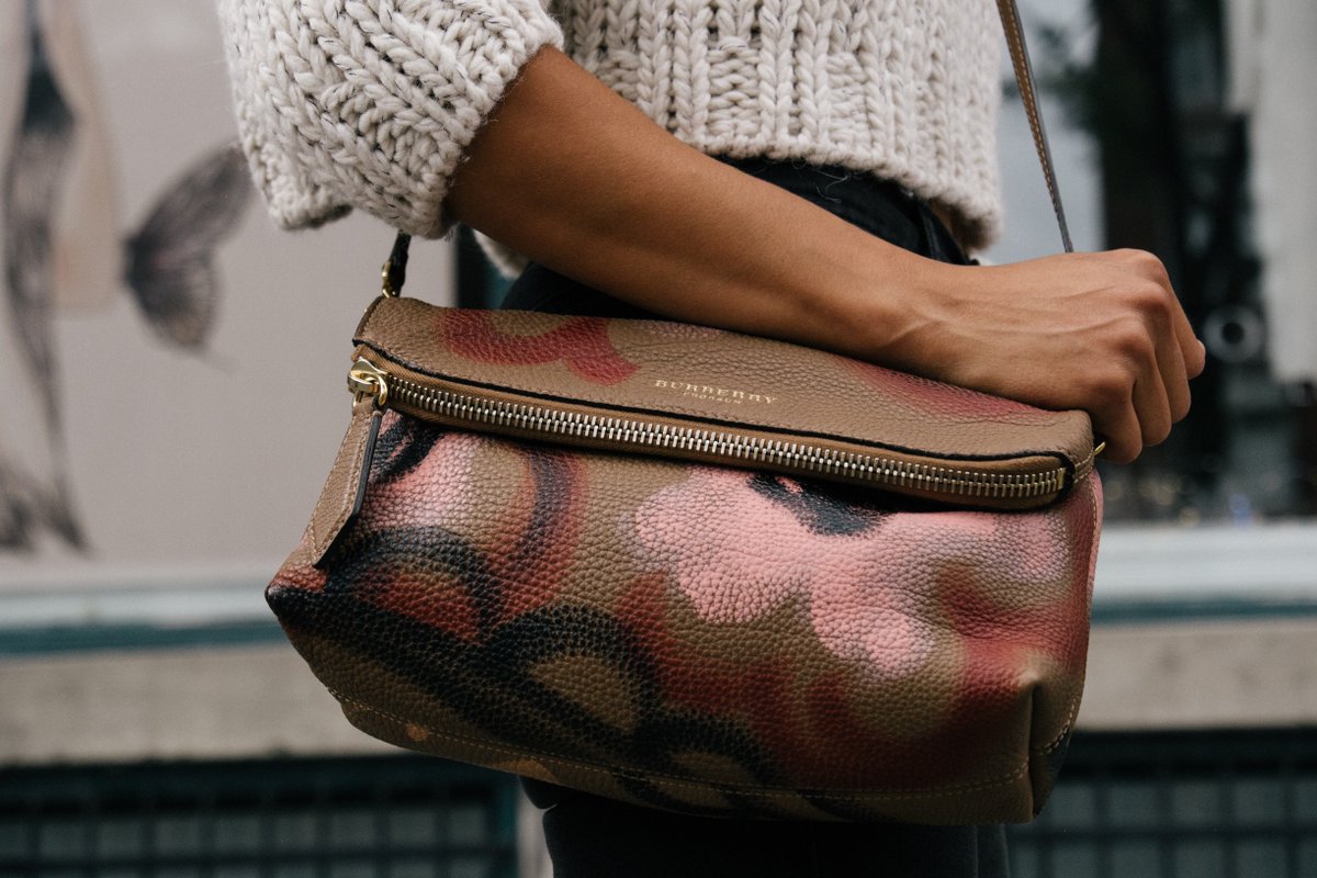 LiveLifeHacking's tweet photo. We carry an excessive amount of "just in case" items in our #handbags when in reality we are near our home, office or car (that can store that stuff) 90% of the time.    Take 20 minutes and get rid of all of the extras you're carrying around in your #purse. #declutter #organize https://t.co/Xsb8Gj0wa3