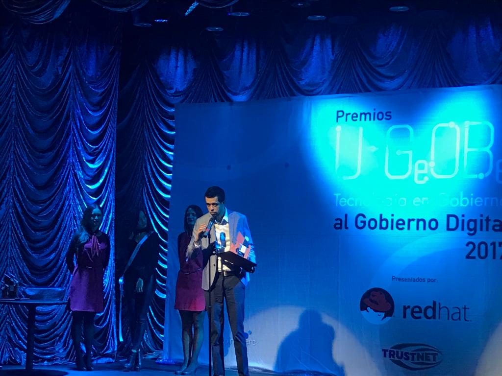 PacoAyon's tweet photo. Felicidades a Juan Carlos Bonilla y a su equipo de la Dirección General de Tecnologías de la Información de la @SecEducacionJal, que recibió esta noche el premio de la revista @u_GeOBe al Gobierno Digital 2018, por su proyecto Cero Papel en la Escuela. https://t.co/WANU3mgmSr