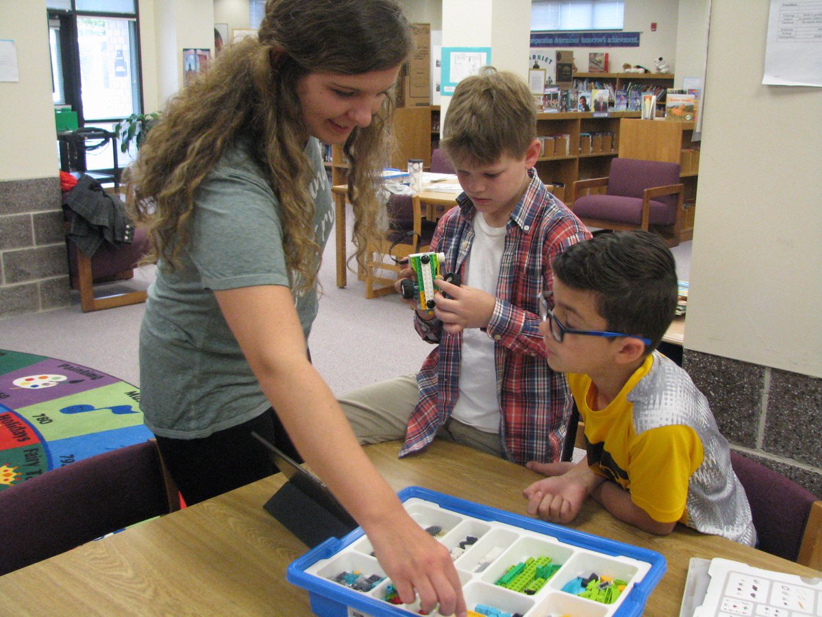 FriendshipElem's tweet photo. @dcsnc STEM in Mrs. Bullins' Third Grade as they code &amp; create Lego robots with student teacher, Ms. Wodecki, an HPU graduate student. https://t.co/zMAQI33fHp