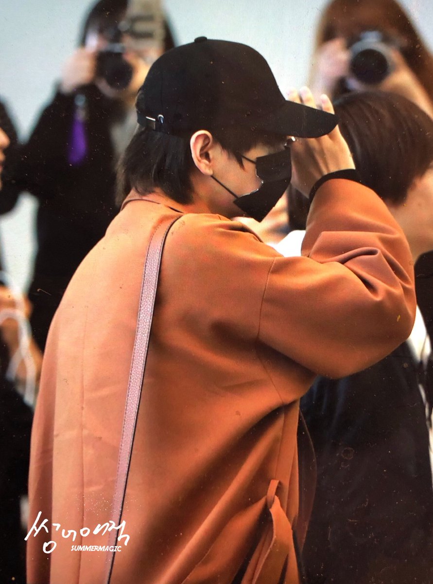 summer_magicV's tweet photo. 180425 KIX출국 
#방탄소년단 #뷔 #V #태형 #태태 @BTS_twt https://t.co/jdfXJaf49B