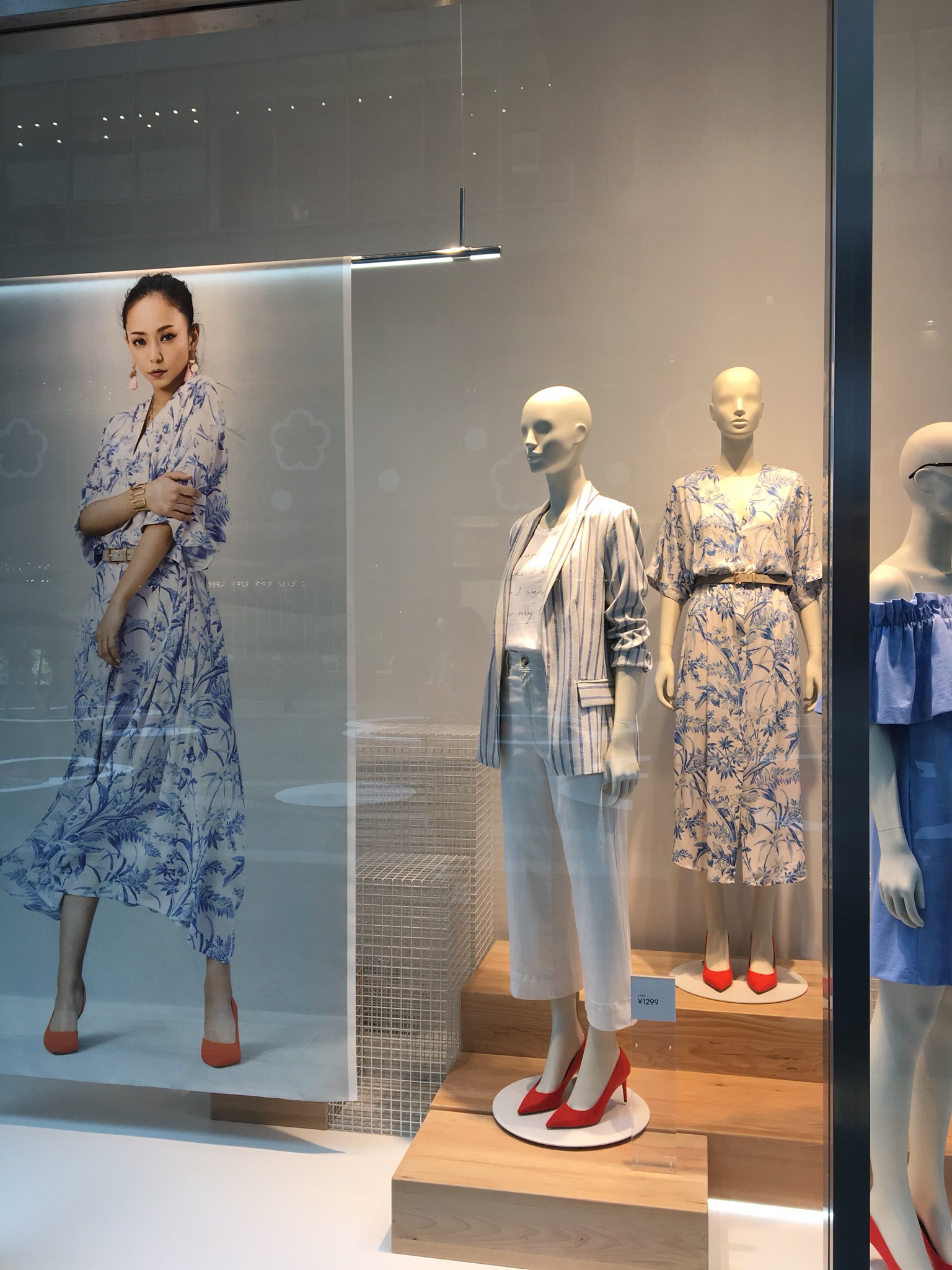 Twitter पर かわうそ嫁 二子玉川の安室奈美恵 H Amp Mでコラボ服買ってきたー 欲しかったフローラルワンピがもう無かったけど号外貰えたし良しとしよう ﾟwﾟ T Co Vmnerz2okg Twitter