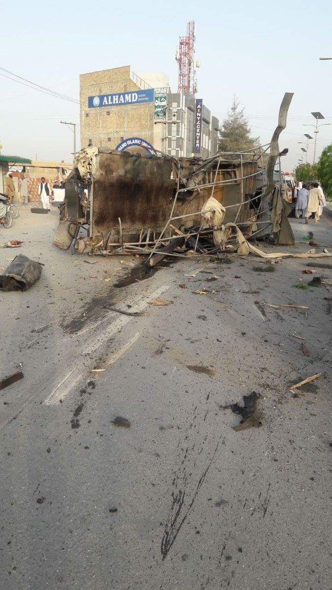 MPPAKISTAN92's tweet photo. #QUETTA: At least 5 policemen, 4 FC personnel were martyred and seven others injured in three explosions in the #Balochistan's capital on Tuesday evening.
One of the explosions was reported in Mina Gundi area near the western bypass, targeting a FC post. https://t.co/mRIShYKfwm