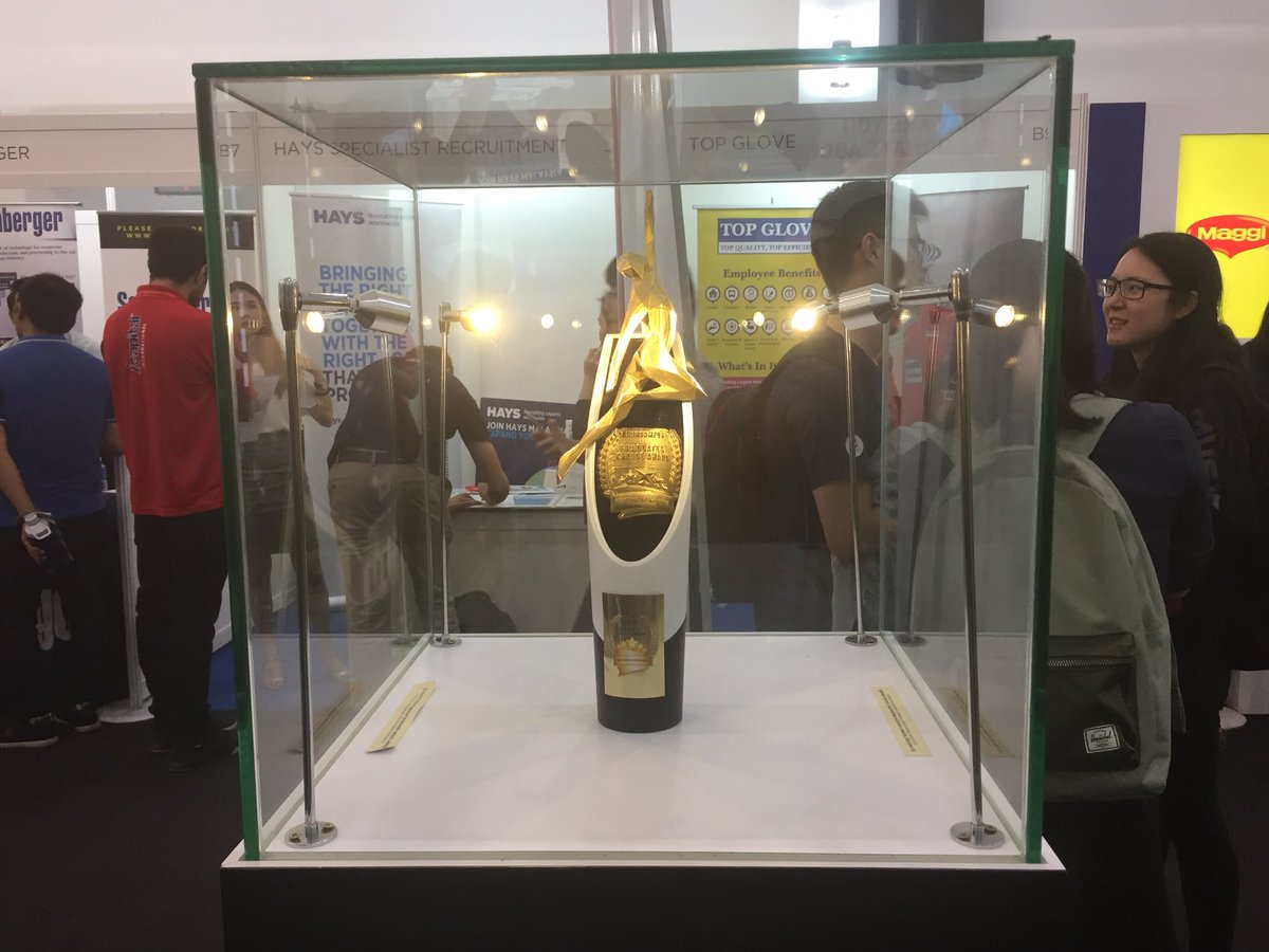LemonTreePost's tweet photo. Taking a quick break from looking at companies, the fair also has a little activity whereby you vote the best employers brands and you can stand a chance to win RM 1,000 if you do it. 

#MonashCareerFair2018 #AMU2787Live2018 #TheLemonTreePost https://t.co/glFEjpjhTi