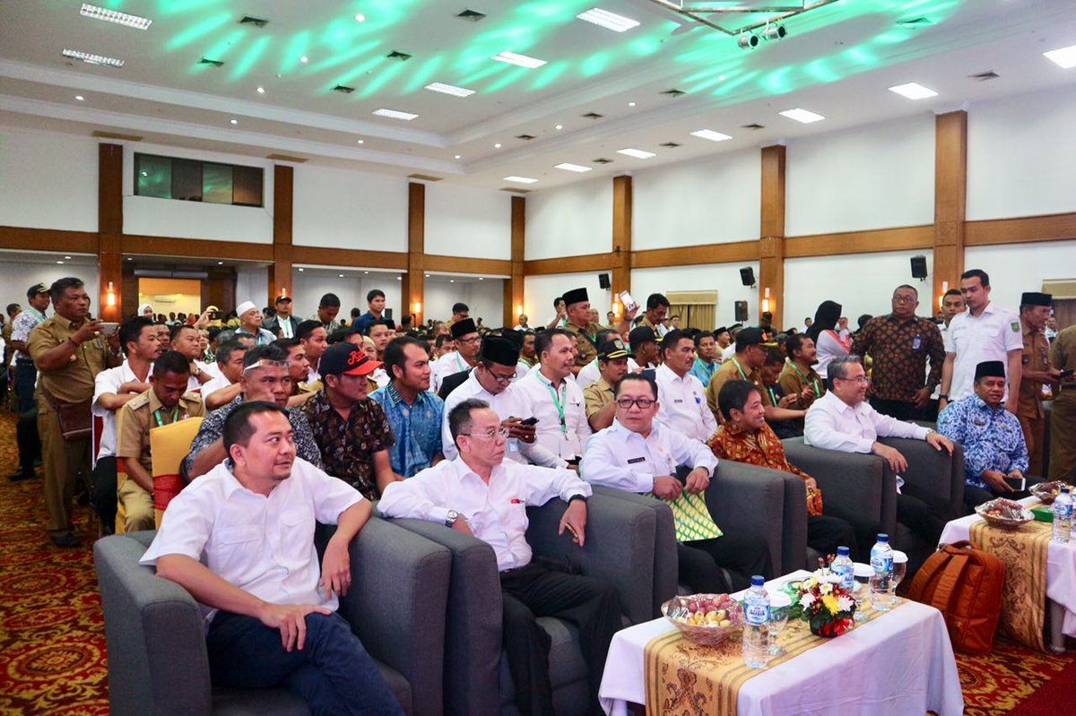 efendi1948's tweet photo. Selamaat datang Pak Mentri di tanah melayu riau..
Disambut dengan tarian Melayu. Semoga Riau Jaya dalam pembangunan dan pemberdayaan Masyarakat Desa..
@EkoSandjojo https://t.co/GLmrSkvRTW