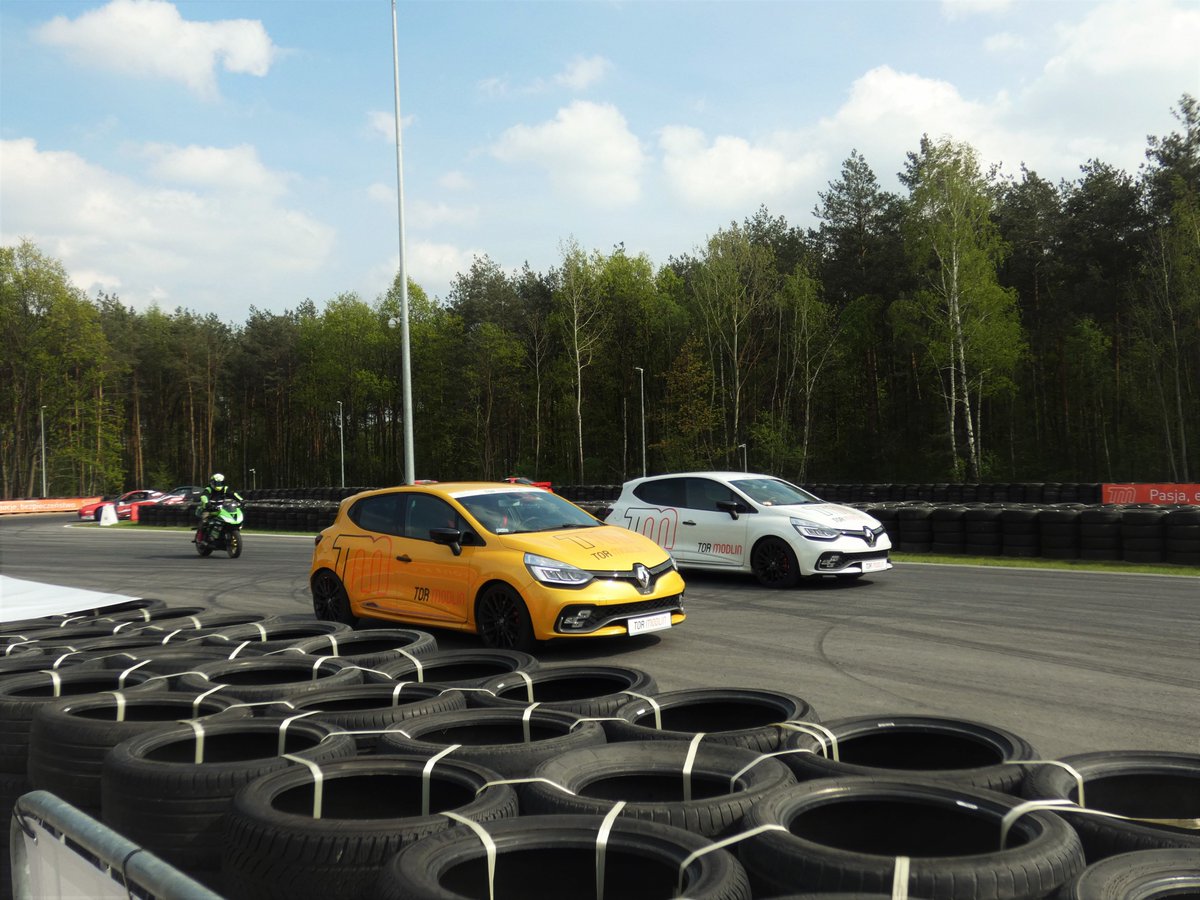 StruzikAdam's tweet image. 2,4 km długości, 2,5-metrowa ściana wodna, 2 tys. m² płyty poślizgowej - wczoraj otworzyliśmy #TorModlin w Nowym Dworze Mazowieckim. Dla wszystkich tych, którzy chcą uczyć się bezpiecznej i pewnej jazdy