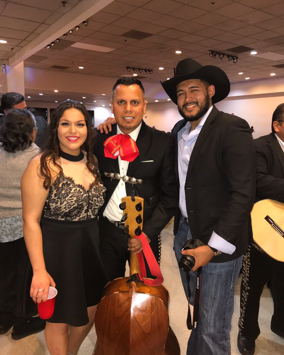 Ivan_Amaurii's tweet photo. Tráiganme un buen mariachi y buen tequila! 🥃🎺 #MariachiPerformance #AceeDiass #XVChinaa #ConLaFamilia #MusicaMexicana #Jalisco #SLP 🇲🇽 https://t.co/YMM8yIBOFf