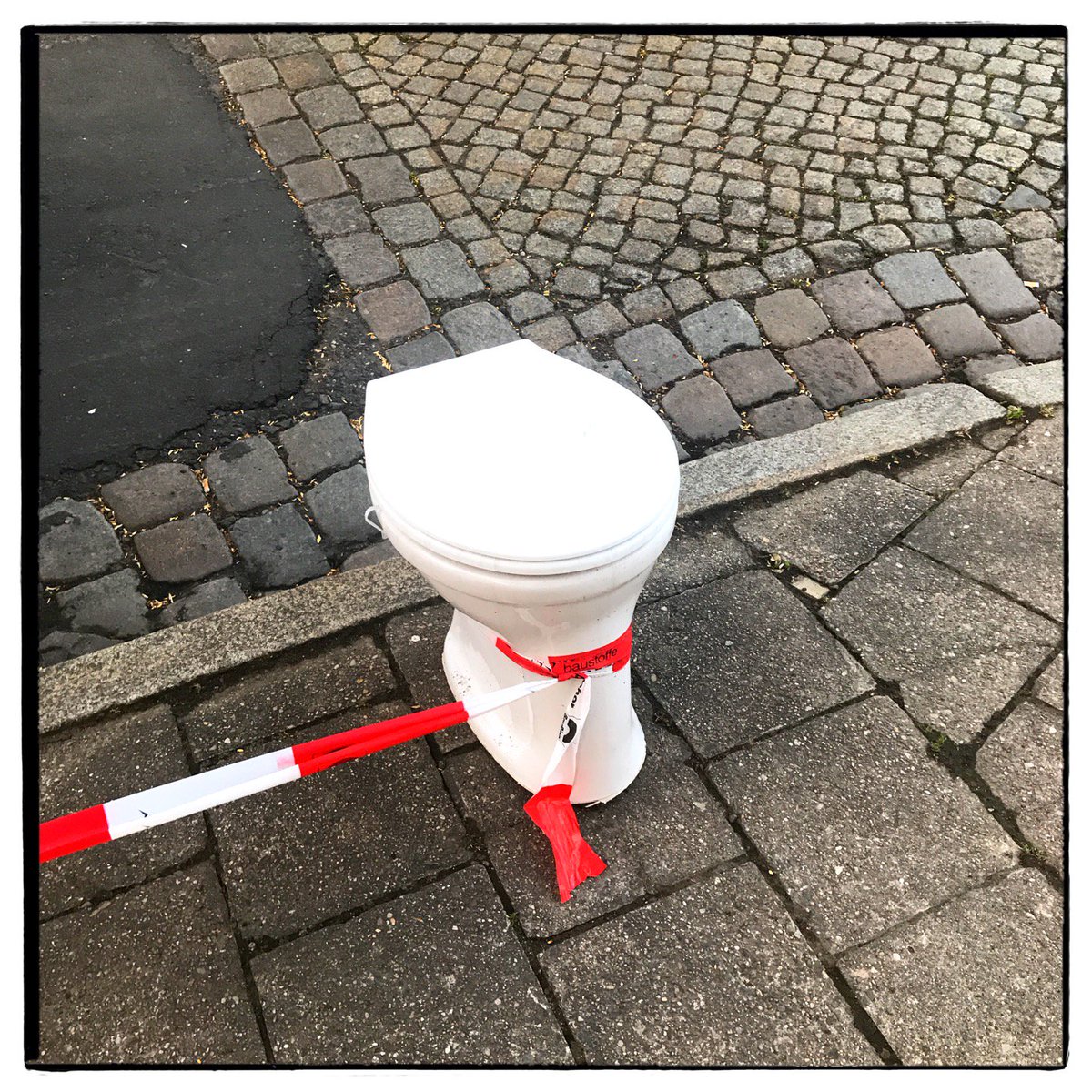 derbaum's tweet photo. es ist noch da! #freisitz (@ telefonhäuschen lange strasse in Dresden) https://t.co/W2lONq5sNL https://t.co/SHp6Rvrpbm