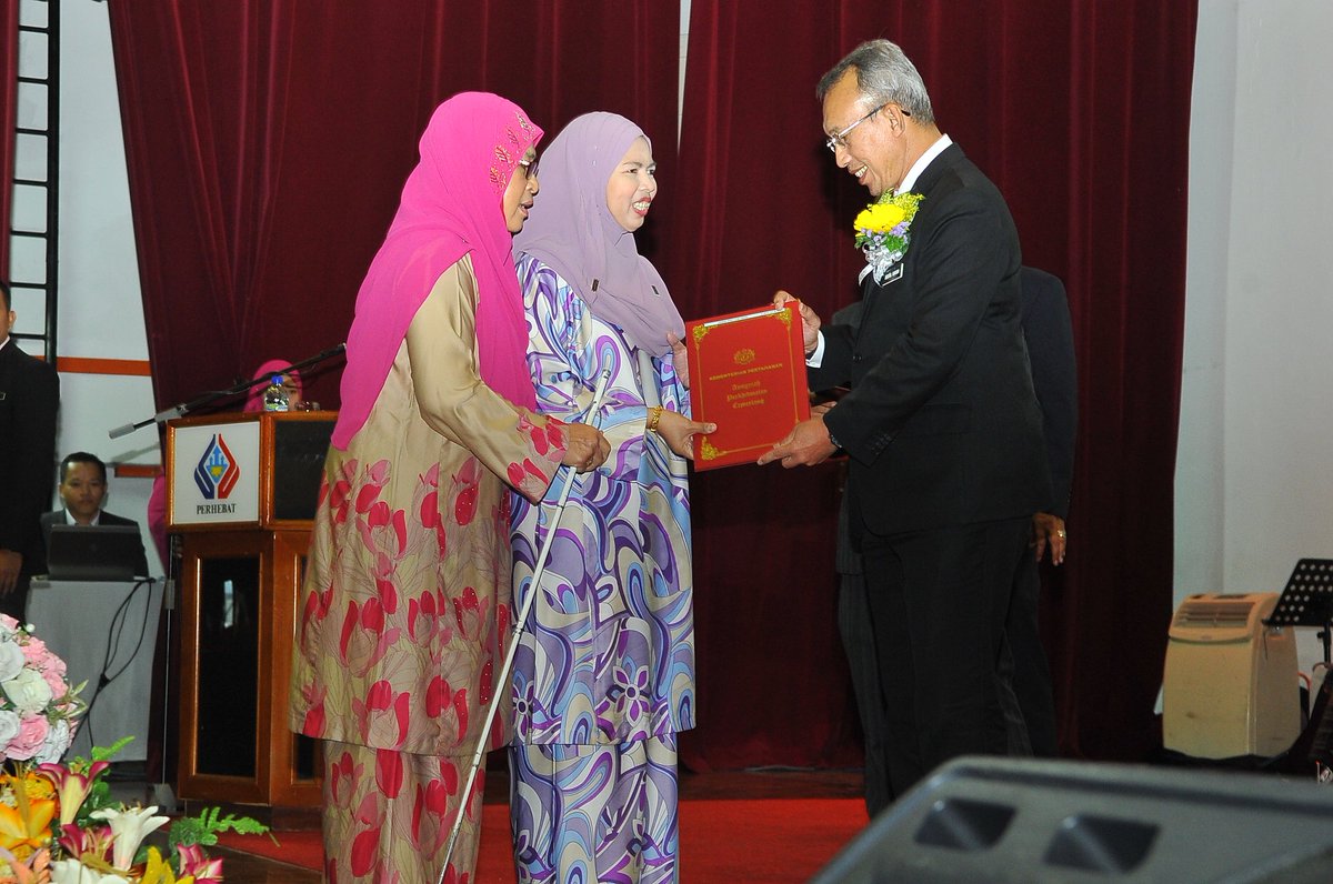 MINDEFMalaysia's tweet photo. Majlis Penyampaian Anugerah Perkhidmatan Cemerlang dan Jasamu Dikenang Tahun 2018 Peringkat Naungan 11 Briged disempurnakan oleh KSU DS @arahimradzi di Dewan Besar PERHEBAT, Sg Buloh, Selangor.
#PerkasaPerwira🤜🏼🤛🏼 #APCMinDef2018 https://t.co/VYZEjY7Xlo