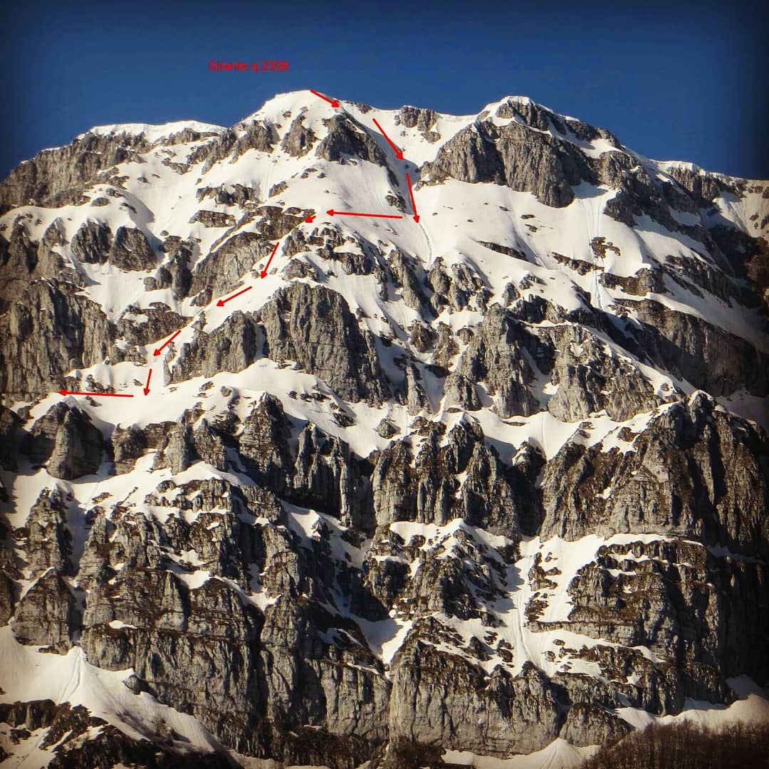 Camoscio76's tweet photo. #Sirente 2347mt discesa sulla via #Direttissima #gulli prima assoluta con gli #sci #sciripido 
salita dal canale #Majori 
#scialpinismo #Abruzzo #parcoregionalesirentevelino https://t.co/cR1Lmc1R3T
