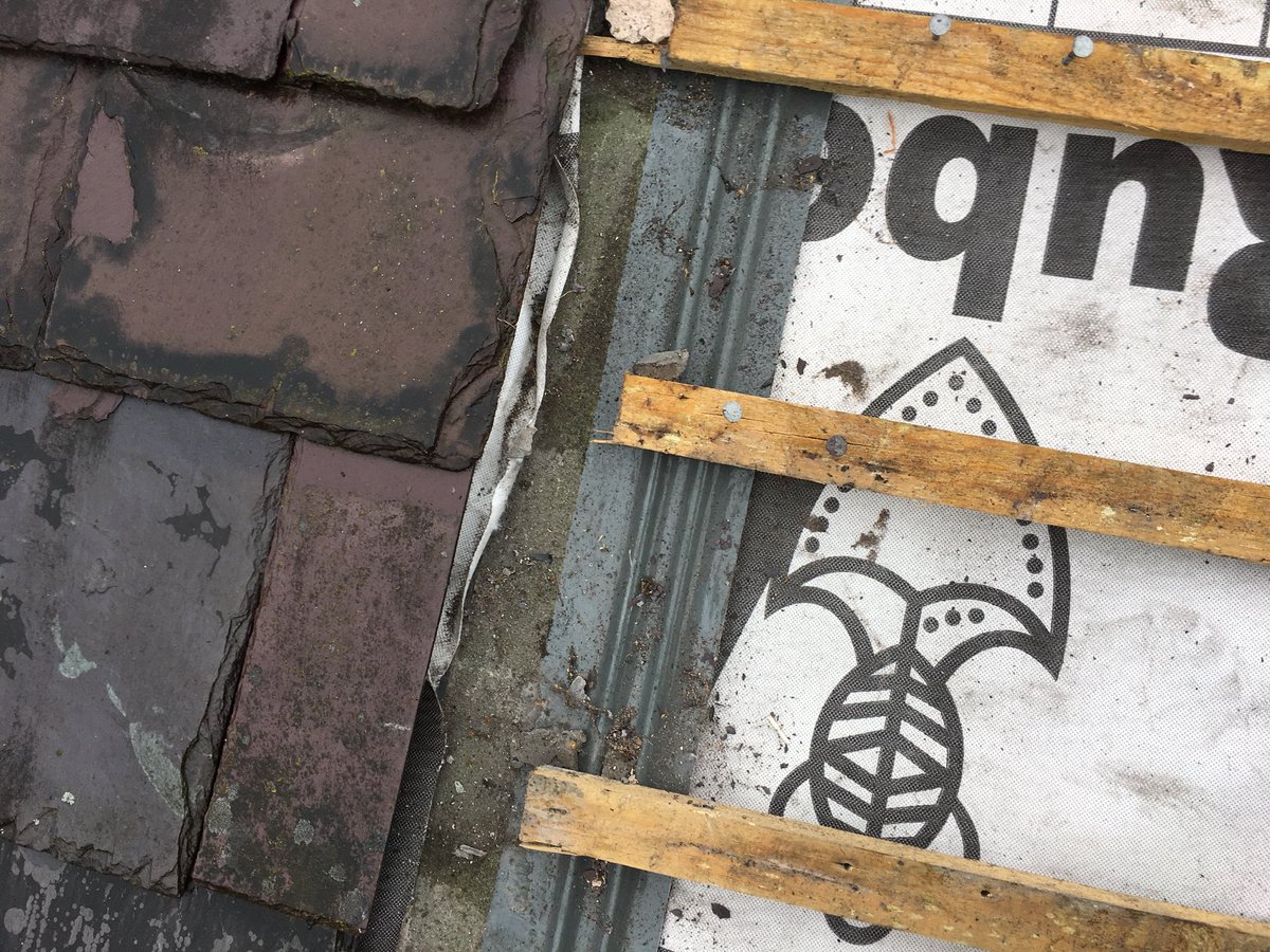 FoxysRoofing's tweet photo. The bonding gutter was fitted incorrectly when another roofing company re-roofed this house less than a decade ago.

It has not been fitted incorrectly this time by Foxy at Foxys-Roofing-Service, though.

#Roofing #competitive #prices #TopJob #slate #welsh https://t.co/qLy2JA1oob