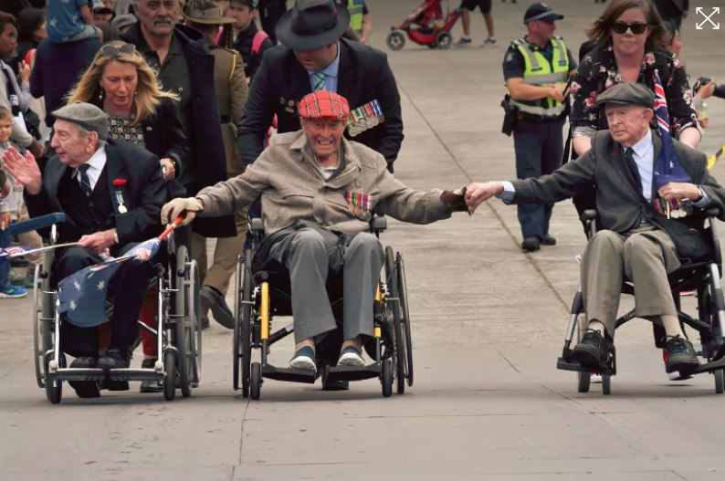 theage's tweet photo. No rain on our parade as balmy autumn day greets Anzac Day marchers https://t.co/olRFuiNEIc https://t.co/6QHBQgJF8S