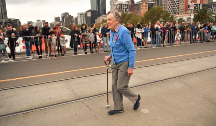theage's tweet photo. No rain on our parade as balmy autumn day greets Anzac Day marchers https://t.co/olRFuiNEIc https://t.co/6QHBQgJF8S
