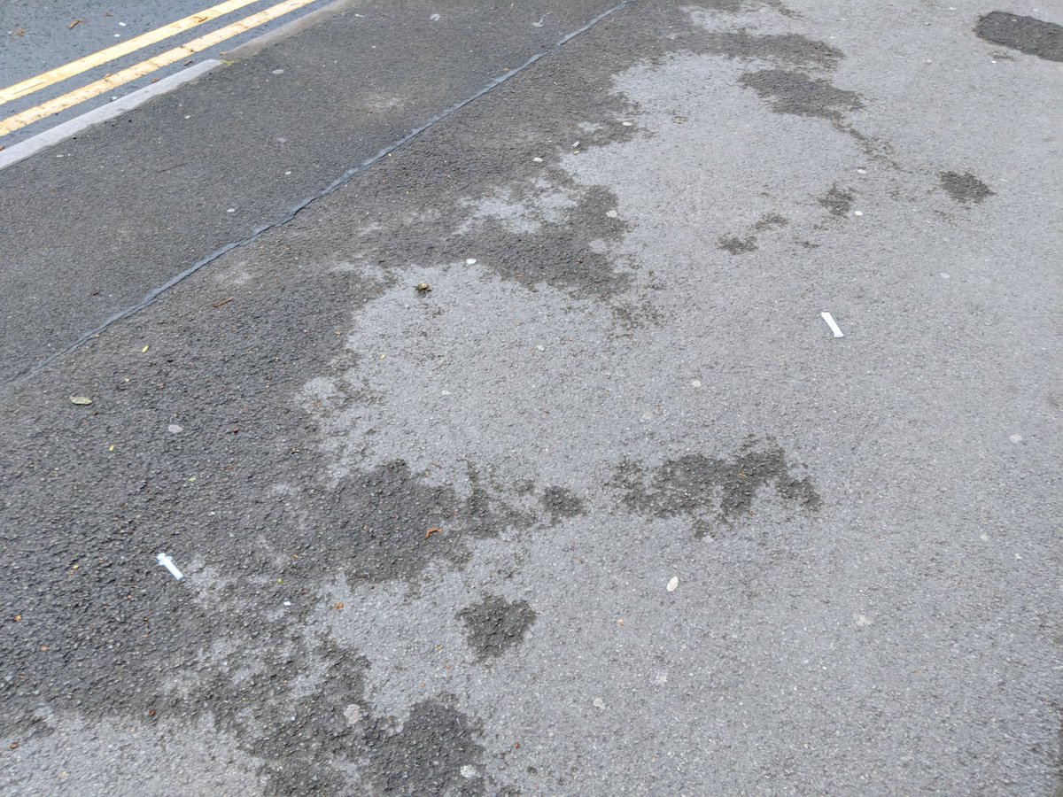 Lots of uncapped used needles this morning on Islington Street by the Crown Court, form from <a href="/SwindonCouncil/">Swindon Borough Council</a> kept timing out which was useful...