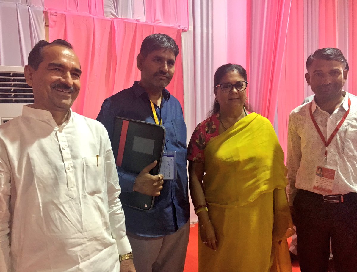 VasundharaBJP's tweet photo. 100% Attendance = 100% Dedication 
श्री लाल राम जी देवासी, मण्डल अध्यक्ष बाँकली और श्री मुकेश सीरवी जी, मण्डल अध्यक्ष खोड़ को हार्दिक बधाई! 
मुझे बताते हुए खुशी है कि भाजपा के यह मण्डल अध्यक्ष अपने पूरे सदस्यों के साथ प्रदेश के विकास में अपना योगदान देने जनसंवाद कार्यक्रम में आए। https://t.co/jIEUJgsQSQ