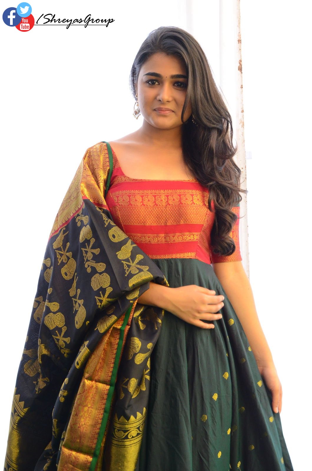 Shreyas Media on X shalinipandeyyy slaying the traditional pattu dress ShaliniPandey At NKR16Launch https t 5SYmVau3Cv X