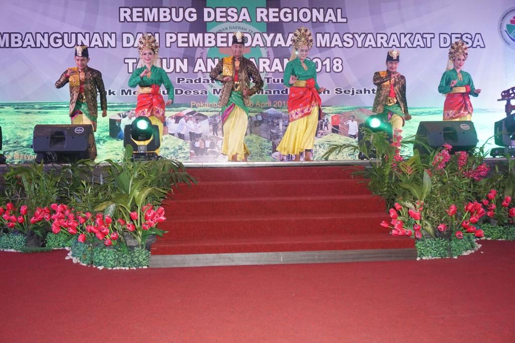 dendonie717's tweet photo. Kunjungan kerja Mendes PDT untuk mengunjungi lokasi Padat karya Tunai di Desa Sari Galuh kec Tapung Kab Tampar, Riau dari anggaran dana desa 2018.
#RembugDesaRiau 
@jokowi @EkoSandjojo @anwsanusi @taufikmadjid71 @fachrilabalado @tppindonesia https://t.co/ZEJEdJGOyU https://t.co/lk3yKoyBod