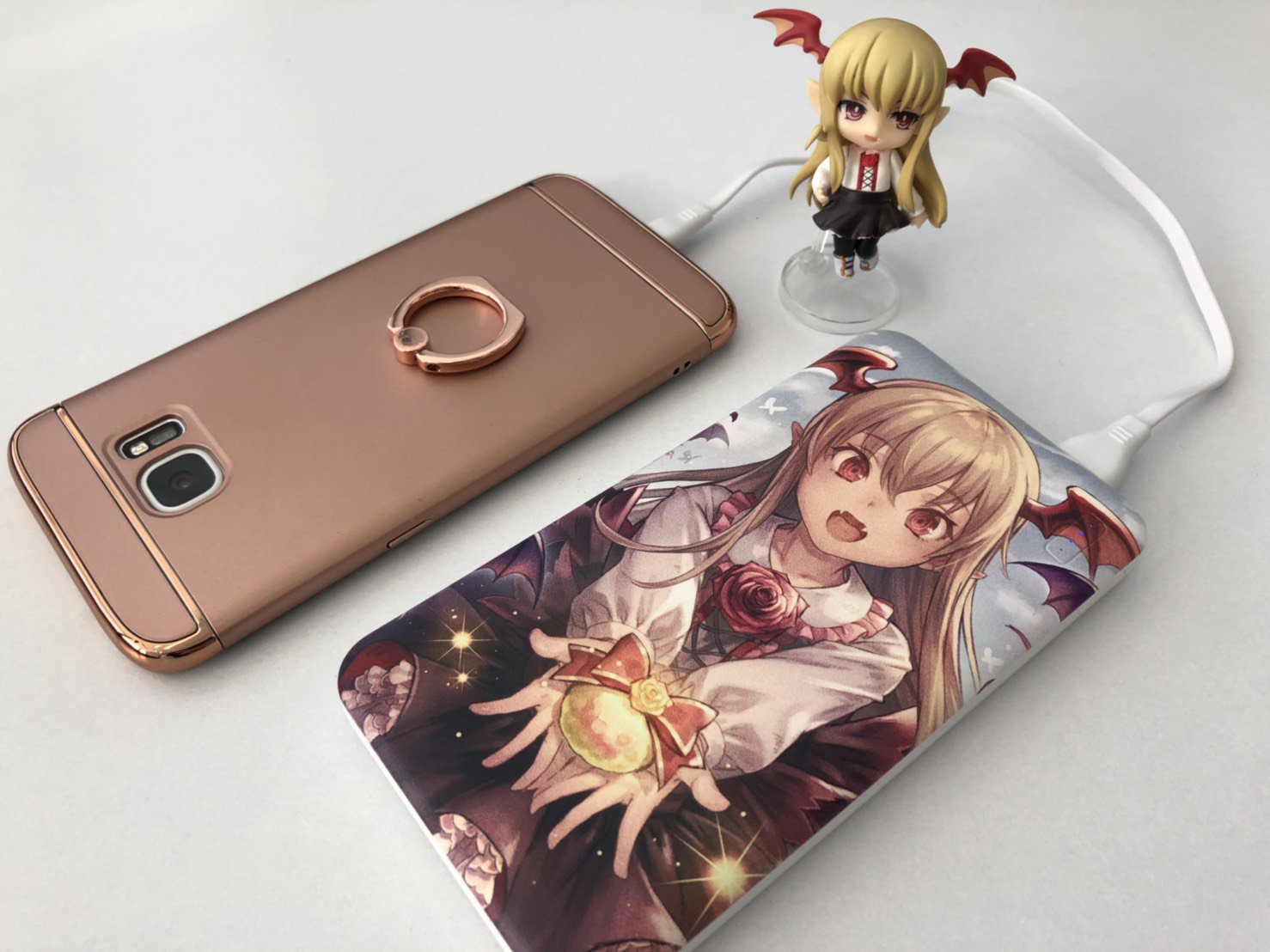 Shadowverse公式アカウント シャドバフェス 18グッズ情報 10 000mahの大容量モバイルバッテリー 表面に大きくヴァンピィちゃんを 裏面はシンプルにshadowverseのロゴをデザインしました 写真のコードは付属品ですが ミニフィギュアと携帯は付属