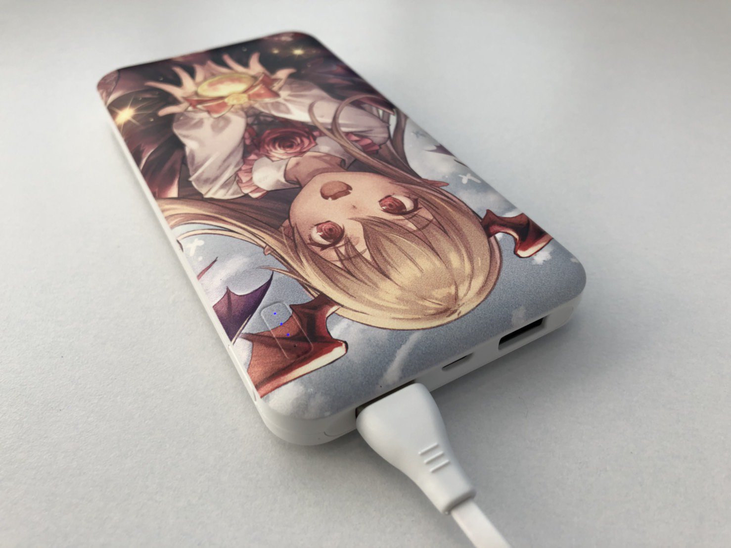 Shadowverse公式アカウント シャドバフェス 18グッズ情報 10 000mahの大容量モバイルバッテリー 表面に大きくヴァンピィちゃんを 裏面はシンプルにshadowverseのロゴをデザインしました 写真のコードは付属品ですが ミニフィギュアと携帯は付属