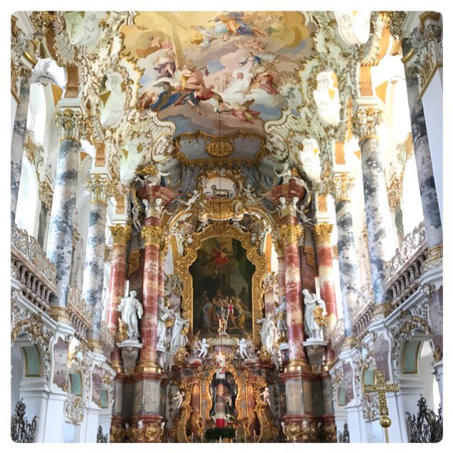 世界遺産のヴィース教会にも行ってきました 牧歌的な風景が広がる草原の中にぽこっと あずや らくまじょ ヒロいじ連載中のイラスト