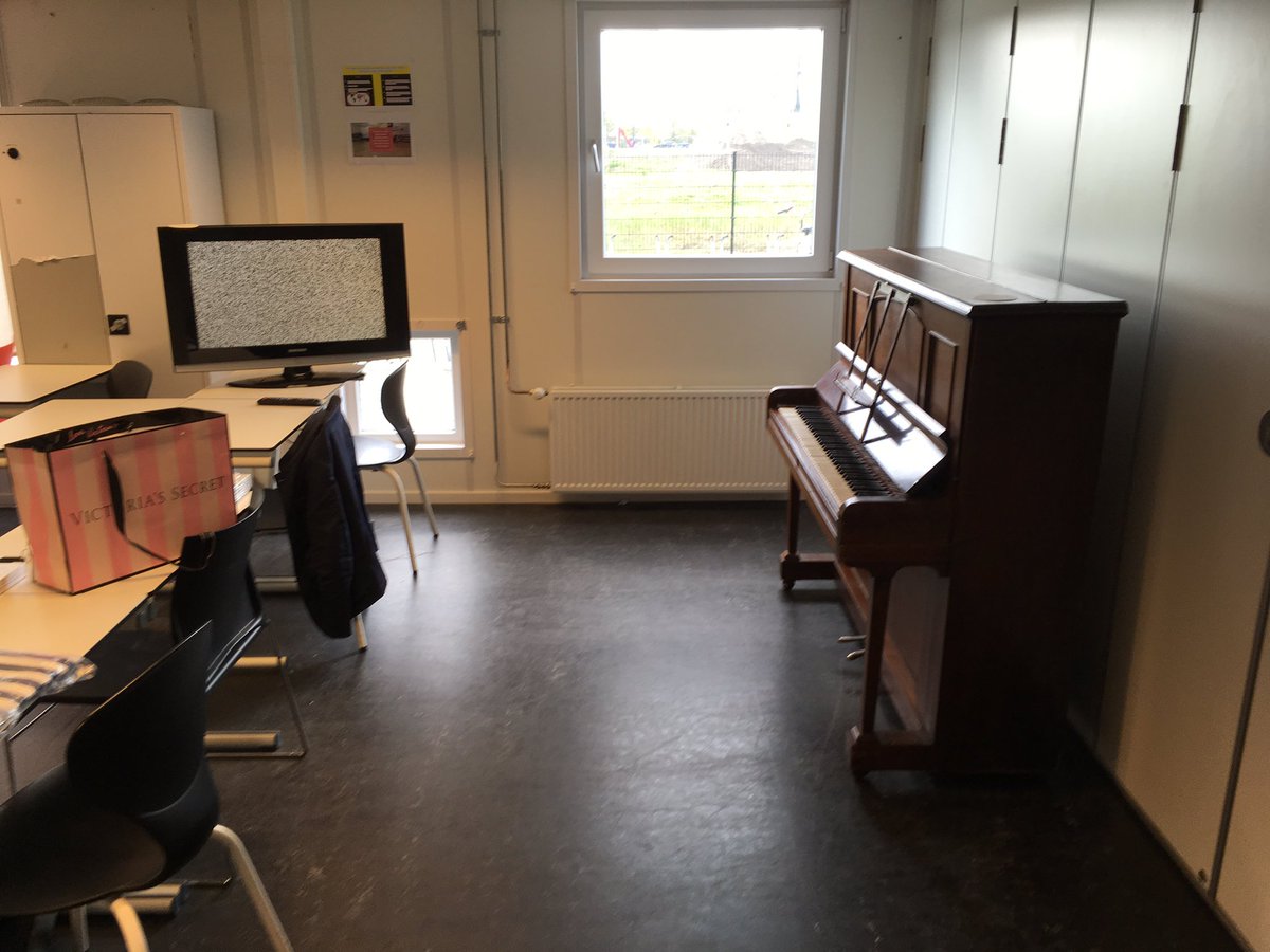 JorritBlaas's tweet image. De economiechallenge tijdens de Titanenstrijd van het @hyperion . 

Leerlingen kregen een zakje rijst mee en moest dat ruilen voor een product met een grotere waarde.

De beste groepjes kwamen terug met een TV... en een piano.....