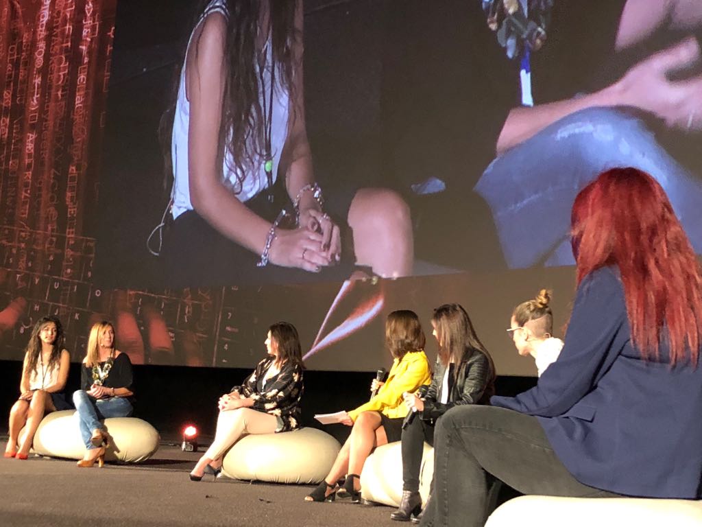 Drodriguezleal's tweet photo. #HackWoman en #MundoHackerDay Todo un placer compartir opiniones con @sbarrera0 @MMontesDiaz @tamarahueso @PandaComunica @vmware_es Muy pronto mucho más en @GlobbSecurity https://t.co/M43hvXYxbZ