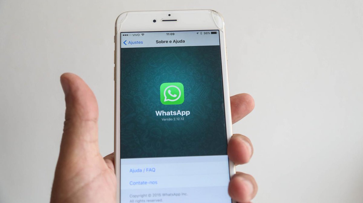 franceinfo's tweet photo. L'application Whatsapp désormais interdite aux moins de 16 ans en Europe (mais il n'y aura pas de contrôle)
https://t.co/l61W2fBKLR https://t.co/0MiGJ1cM1p