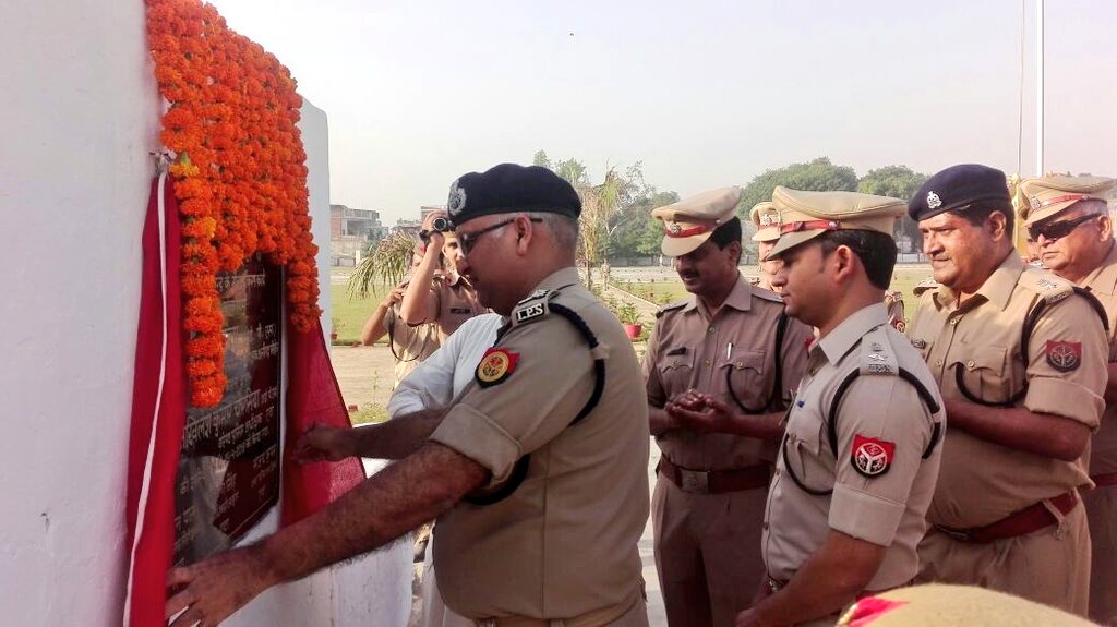 Etahpolice's tweet photo. @igrangealigarh द्वारा परेड ग्राउंड के सौंदर्यीकरण, बारबर शाॅप के आकल्पन एवं विन्यास पर तथा @Uppolice चिकित्सालय में लाई गई नई फिजियोथेरेपी मशीन के उद्घाटन के साथ ही नवनिर्मित शहीद स्मारक पर #uppolice शहीदों को दी गई श्रद्धांजलि
@dgpup @adgzoneagra @akhichaurasia @upcoprahul https://t.co/IlgGLj3szJ