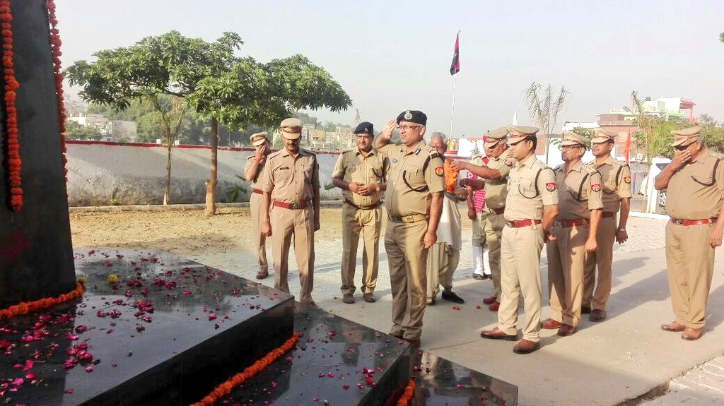 Etahpolice's tweet photo. @igrangealigarh द्वारा परेड ग्राउंड के सौंदर्यीकरण, बारबर शाॅप के आकल्पन एवं विन्यास पर तथा @Uppolice चिकित्सालय में लाई गई नई फिजियोथेरेपी मशीन के उद्घाटन के साथ ही नवनिर्मित शहीद स्मारक पर #uppolice शहीदों को दी गई श्रद्धांजलि
@dgpup @adgzoneagra @akhichaurasia @upcoprahul https://t.co/IlgGLj3szJ