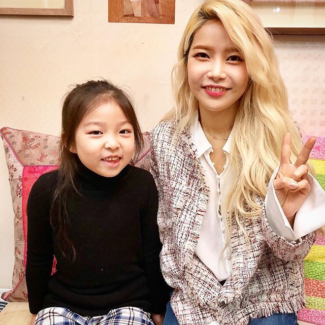 Mamamoo Daily Closed On Twitter Solar And Ryu Han Diran Pose For Cute Photo Https T Co 3yd4slix4c