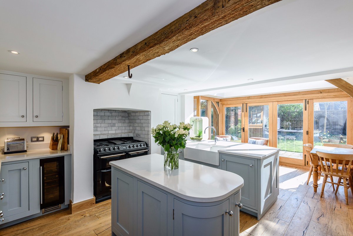 A charming Grade II Listed #period #cottage overlooking the village green #NewToTheMarket #ForSale #RG7 bit.ly/2FgsGgK