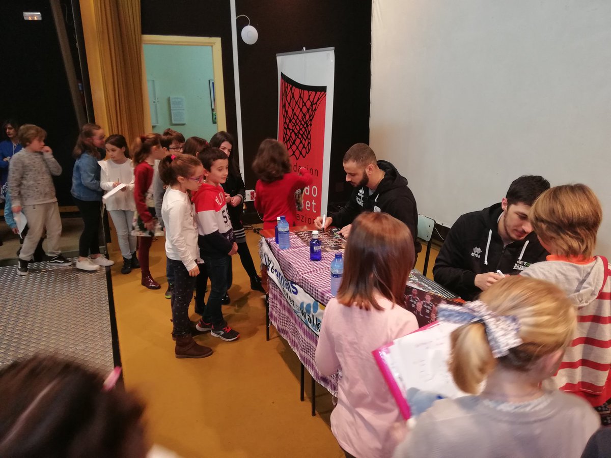 SMI KIROL ESKOLA 
(predeporte 1-2》multideporte》areto futbola/atletismo/saskibaloia)

SASKIBALOIA ezagutzen, goza tuz... 

Eskerrik asko guztioi!! <a href="/CDBILBAOBASKET/">CDBILBAOBASKET</a> <a href="/LucioRedivo/">Lucio Redivo</a> @hammtotheink Ikastetxearen IGE/AMPA @RubenvHai <a href="/jarrilleros/">jarrilleros sk</a>  #kiroleskolasmi #menejoven #Portugalete