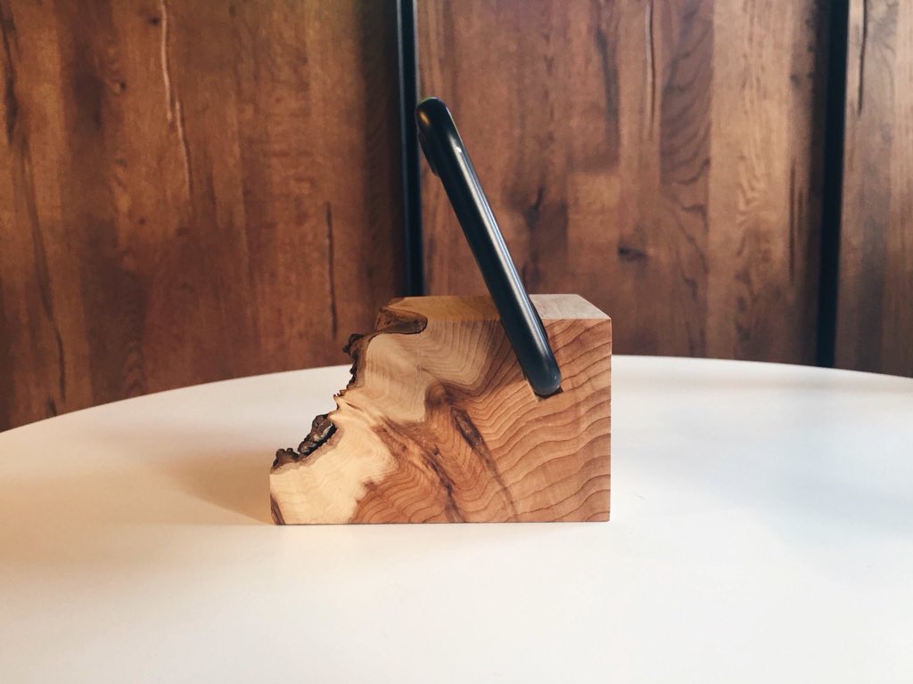 BarzinKeywan's tweet photo. My Latest product. iPhone dock. Made to make the moments videotiming your loved ones more beautiful. 
Price: £35
Available at https://t.co/933V2IsPev

#iphonedock #iphone #accessories #grain #handmade #design #detail  #creative #style #contemporary #furnituredesign #productdesign https://t.co/4ykap42On6