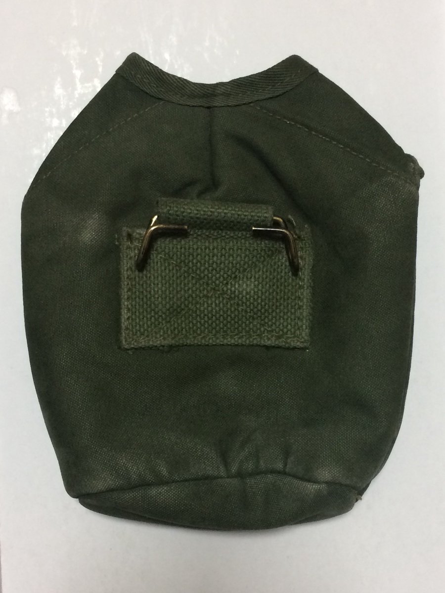 __y__a__s__'s tweet photo. 新たに手に入れたキャンティーンカバーです。一見OD色のM1910ですが、販売元の店主曰く「M1910とは縫い方が異なり、リフト・ザ・ドットは見たことの無い形式、少なくともアメリカ軍のものでは無い」だそうです。どこの軍のものなのか、そもそも実物なのか複製品なのかもわかりません。 https://t.co/u0IZvFTNaA