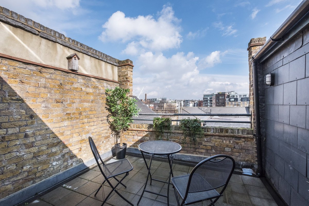 urbanspaces's tweet photo. An outstanding and authentic two double bedroom loft apartment on the top floor of a stunning converted cork warehouse on #Bermondsey Street. Cork Lofts is within walking distance of London Bridge, Borough Market and The City beyond https://t.co/rFJXcccRMi https://t.co/zU6jsTmHbC