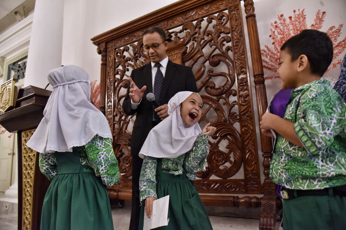 “Beli brownis di Pasar Baru, semoga Pak Anies Sehat selalu,” begitu isi pantun dari salah satu siswa Taman Kanak-kanak (TK) Al Azhar Sentra Premier Jakarta Timur yang menggeruduk Balai Kota pagi ini. :)
instagram.com/p/Bh_assQjMUl/
