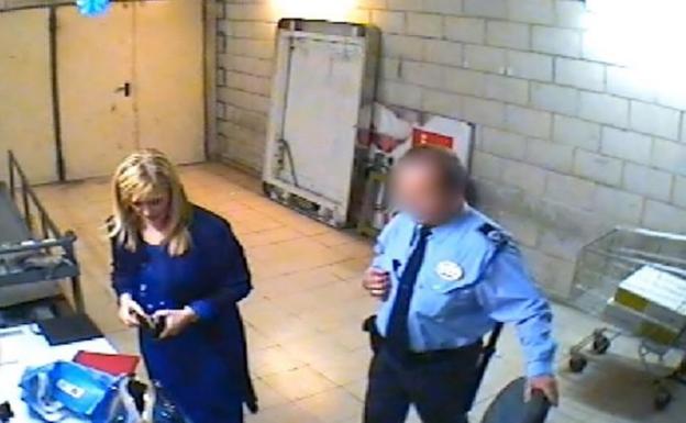 Hem detectat un robatori en el nostre establiment. La persona ha estat identificada com Cristina Cifuentes i denunciada a les autoritats.