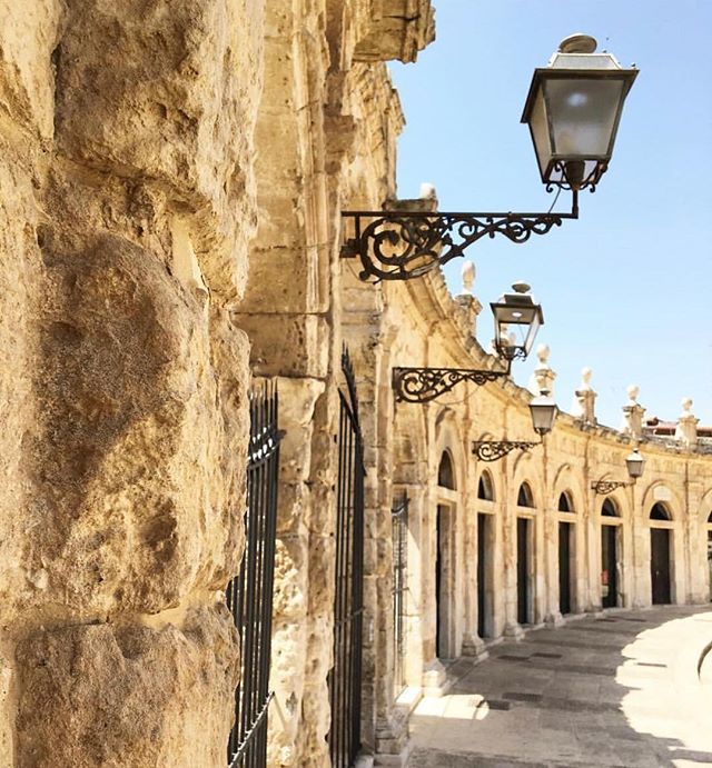 Oggi @corradopassarello ci porta ad Ispica! Questo è il Loggiato di Santa Maria Maggiore, ultimamente trasformato nel set cinematografico de “La mossa del cavallo” di Andrea Camilleri. 📷 Foto selezionata da @robertachessari 
#igersragusa #ispica #ige… ift.tt/2KcyfQY