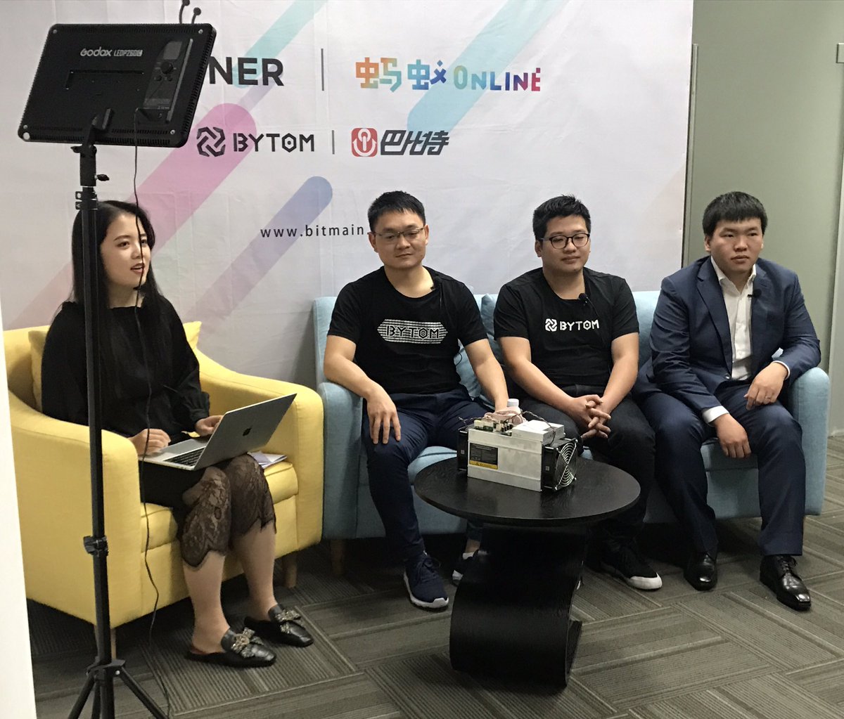 BytomDAO's tweet photo. Live Steam from #Bytom Founder Changjia ,CTO Langyu and @BITMAINtech Sales Manager 

New #AntminerB3 #BytomMining #Mainnet 

https://t.co/Amj2J0uEq3 https://t.co/6283WovCQG